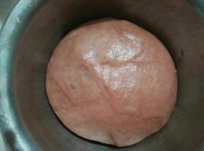 盖保鲜膜进行发酵至二倍大时即可