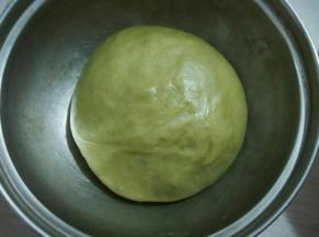 盖保鲜膜进行发酵至二倍大时即可