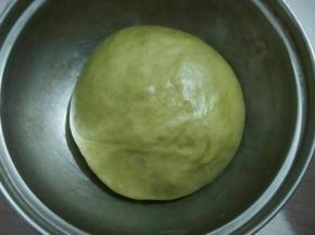 盖保鲜膜进行发酵至二倍大时即可