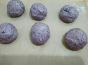 蓝莓面团平均分成六份
