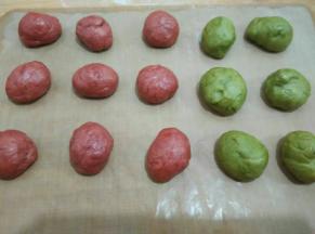 红曲粉面团平均分成9份，抹茶面团平均分成6份