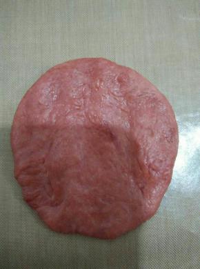 红曲粉面团擀成面皮，三个