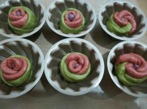 放入花型模具中