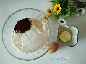 除了黄油和盐外，所有材料放入碗里揉成光滑的面团后再加入黄油和盐，放面包桶内启动和面程序两个，揉出手套膜后取出盖保鲜膜进行发酵