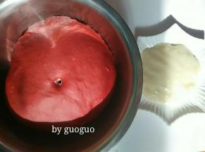 面团发酵至二倍大时，不回缩不踏陷即可