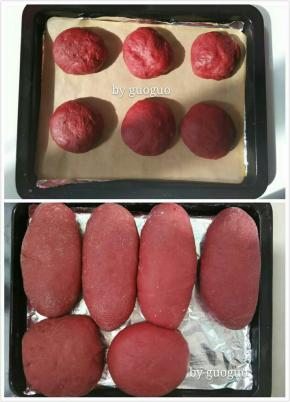 取出面团，分割成六份，滚圆，盖上保鲜膜松弛20分钟，将小面团擀开，抹上麻薯均匀放上蔓越莓卷住，收紧口放入烤盘，放入预热到38度的烤箱内，进行二次发酵约40分钟至两倍大。放一盘80度热水在烤箱中制造蒸汽，使面包表皮不至干硬