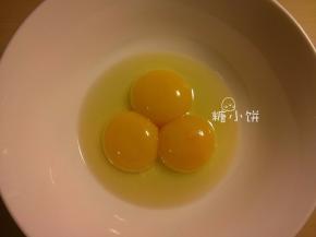 取3只鸡蛋（我的鸡蛋去壳后每个重约50G），蛋黄蛋清分离。
蛋黄3个加植物油25G搅匀。