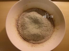 筛入低筋面粉和可可粉的混合粉