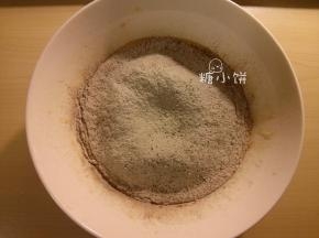 筛入低筋面粉和可可粉的混合粉