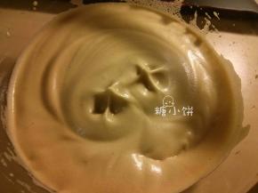 至可以提起直立尖角的状态。
我的红糖是有点潮湿像绵白糖一样的那种。打出来的蛋白糊略偏粗泡，不能做到特别细腻。
如果哪位天神有用红糖打出细腻稳定蛋白霜的方法能教给我的话，提前跪谢~！