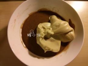 取一小半蛋白霜加到步骤6的蛋黄糊里，翻拌均匀