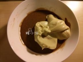 取一小半蛋白霜加到步骤6的蛋黄糊里，翻拌均匀