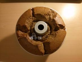 送入预热好165℃的烤箱中下层，烤30-35分钟。
出炉倒扣，彻底放凉之后脱模、切件。