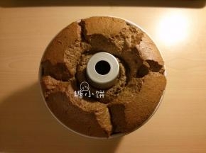 送入预热好165℃的烤箱中下层，烤30-35分钟。
出炉倒扣，彻底放凉之后脱模、切件。