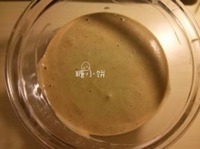 再加所有剩余的蛋白霜翻拌均匀。
因为蛋白霜是不太细腻稳定的粗泡状态所以容易消泡，操作要轻且快。
看起来有点气泡没什么影响。但不能是一直不停冒气泡，那样是严重消泡了。