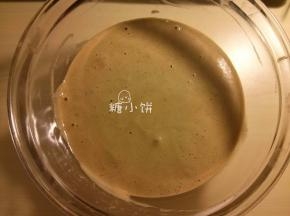 再加所有剩余的蛋白霜翻拌均匀。
因为蛋白霜是不太细腻稳定的粗泡状态所以容易消泡，操作要轻且快。
看起来有点气泡没什么影响。但不能是一直不停冒气泡，那样是严重消泡了。