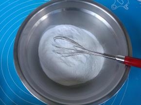冰皮月饼预拌粉放在盆里。