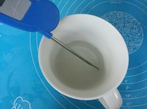 准备好85℃热水。