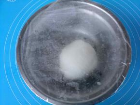 稍微晾凉后，用手揉成团，盖保鲜膜醒面10分钟。