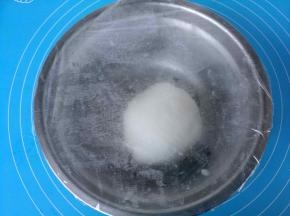 稍微晾凉后，用手揉成团，盖保鲜膜醒面10分钟。