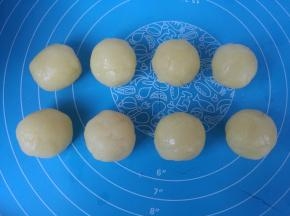 奶黄馅分成16克大小的8个小剂子，揉成圆球。
