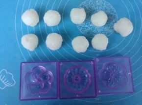 冰皮月饼面团也分成20克左右8个，剩余的留作他用。准备好阳晨和果子模具。