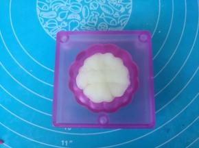 再用饼皮面团填满，盖盖子压紧，脱模。