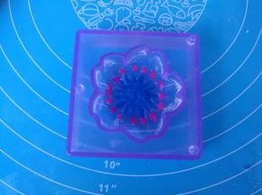 其他花型也是一样的，先用彩色填满花心部分。