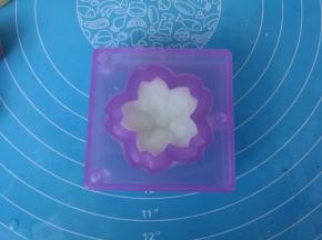 再用饼皮面团填满，脱模。