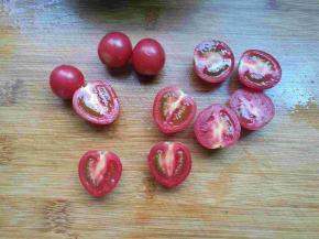 小番茄切成两半。