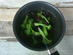 西兰花，木耳入锅炒熟。