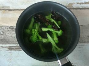 西兰花，木耳入锅炒熟。
