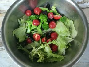 所有材料洗净控干水分，放进盆里。