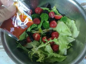 挤上沙拉汁，搅拌均匀就可以了。