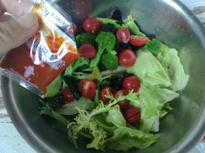 挤上沙拉汁，搅拌均匀就可以了。