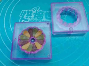 取不同颜色桃山皮按压在阳晨和果子模具中