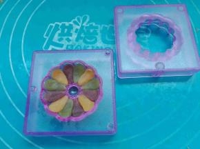 取不同颜色桃山皮按压在阳晨和果子模具中