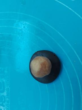 领取一块桃山皮约20克，馅料约15克