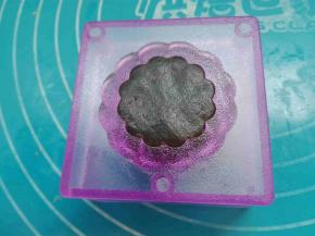 将其放入模具中，扣压上盖子