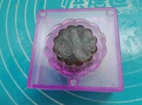将其放入模具中，扣压上盖子