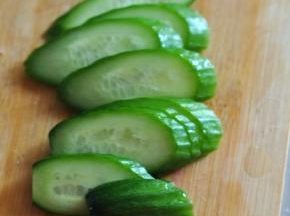 迷你黄瓜斜切成片。