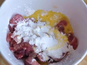 肉里加入蛋液和淀粉。