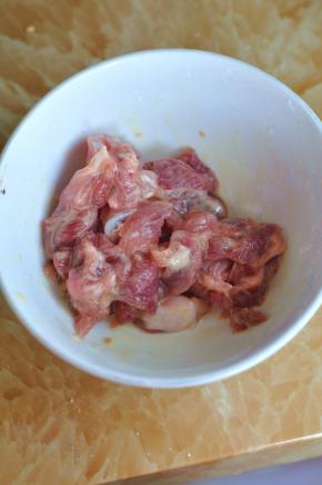 抓匀腌制十分钟。