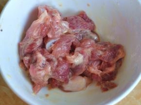 抓匀腌制十分钟。