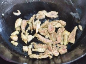 油热到三成，刚刚温点，把肉片放进去，用筷子划散，直到表面变色，捞出备用。