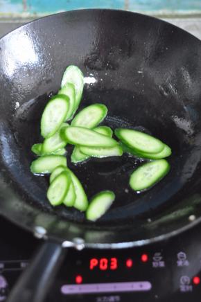 锅里留底油，放入黄瓜翻炒。
