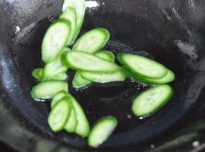 锅里留底油，放入黄瓜翻炒。