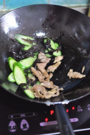 将刚才炒好的肉片放入。