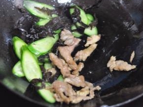 将刚才炒好的肉片放入。