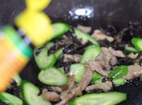 最后加入味极鲜。